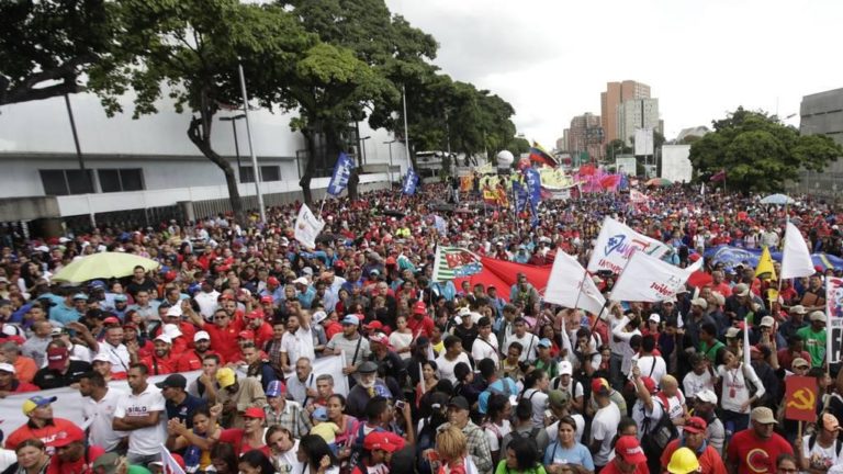 Venezolanos vuelven a las calles para marchar en el Día del Trabajador