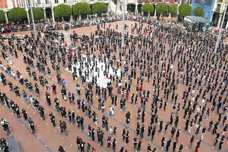 Mil personas bailan bachata y baten récord Guinness