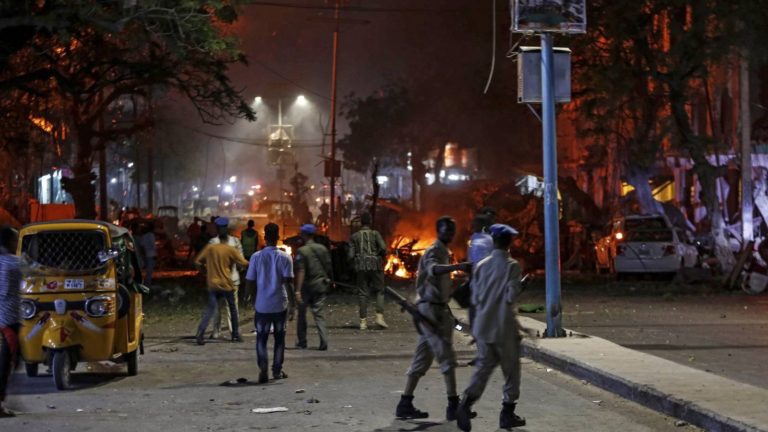5 muertos y 3 heridos deja atentado suicida en Mogadiscio