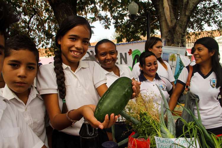 Escuelas celebran el 10° aniversario del programa Manos a la Siembra