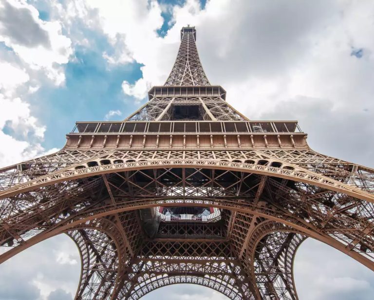 Cierran la Torre Eiffel por la presencia de un hombre escalando el monumento