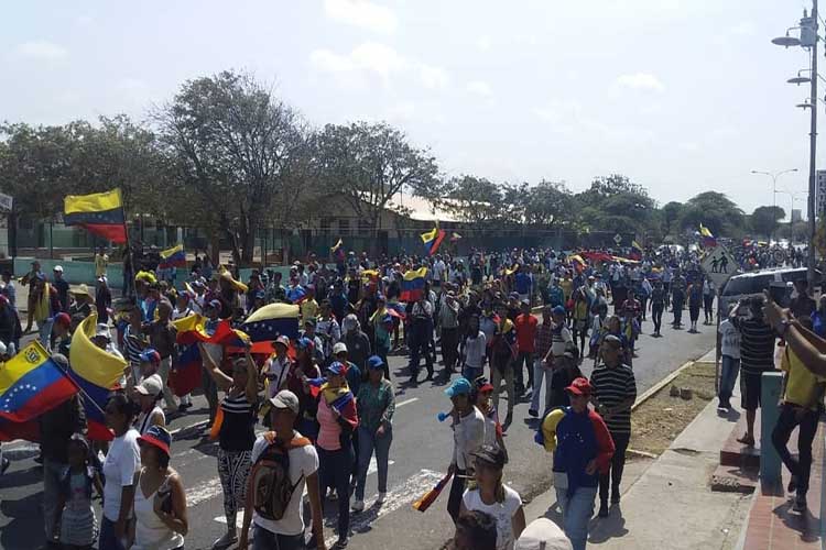 En Punto Fijo marcharon este 1 de mayo hasta la Base Naval en apoyo a Guaidó (+Fotos)