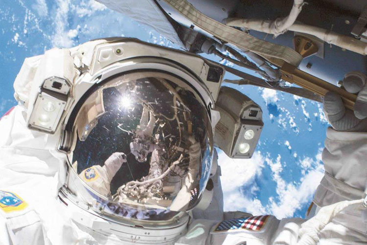Astronautas rusos realizan caminata fuera de la Estación Espacial