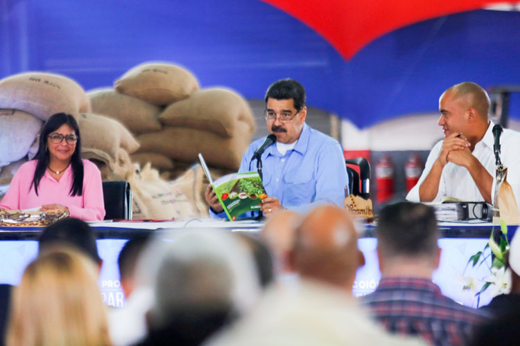 Maduro denuncia contrabando de cacao venezolano por mafias colombianas