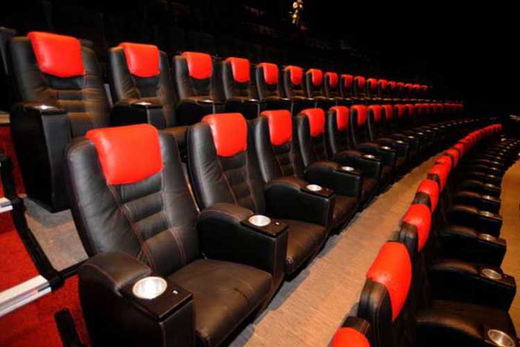 Murió asfixiado tras quedar atrapado en un asiento de cine