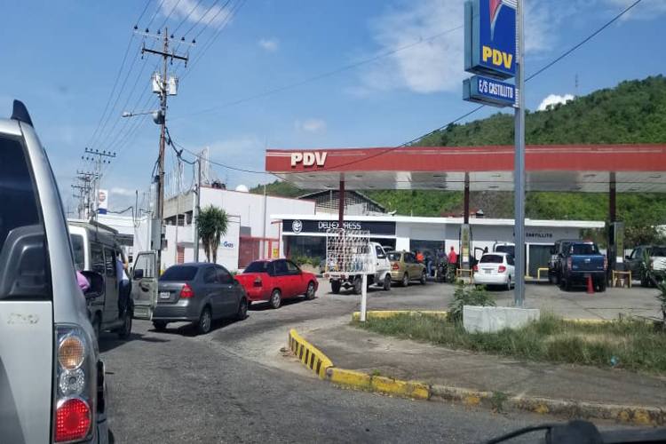 Continúan largas colas para equipar gasolina en Carabobo