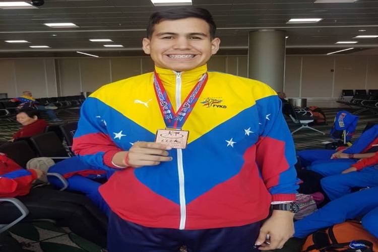 Falconiano Diego Briceño gana  bronce en Campeonato  Centroamericano de Karate Do