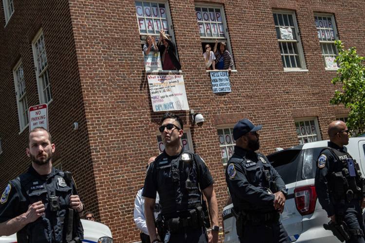 Detenidos activistas que permanecían en la embajada de Venezuela en Washington