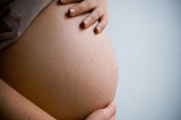 Mujer con condición especial que fue abusada y quedó embarazada ya dio a luz