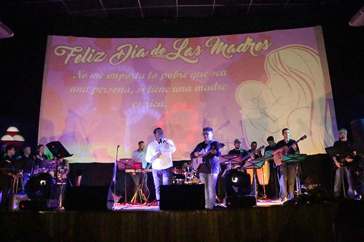 Gobernador Víctor Clark regaló concierto a las Madres