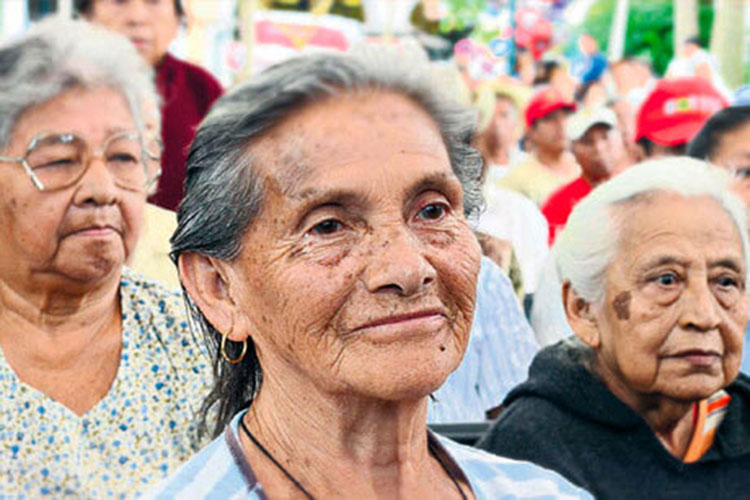 Maduro saluda a las abuelas y abuelos en su día