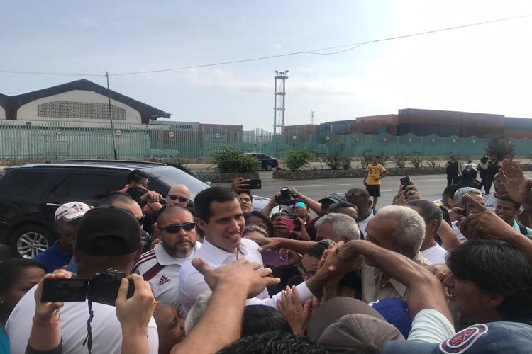 Guaidó visitó de sorpresa zonas populares de Vargas