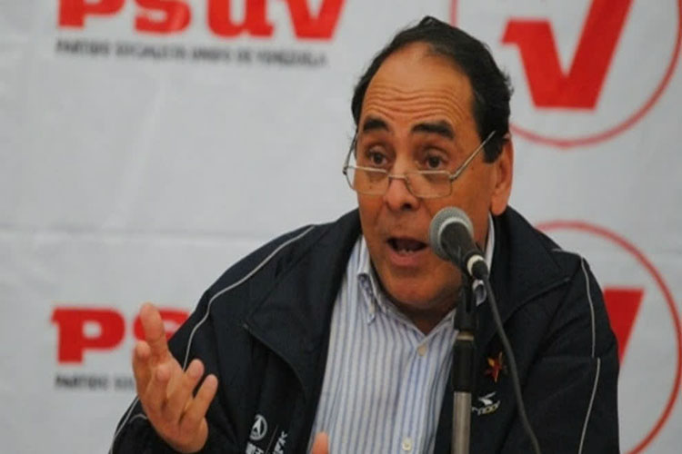 Héctor Navarro: Chávez  fue asesinado y no le dio poder a los cubanos