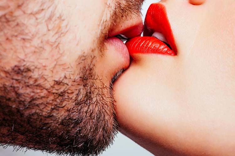 Besar con lengua podría provocar está enfermedad sexual