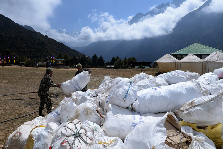 Recogen cuatro cadáveres abandonados y 11 toneladas de basura en el Everest