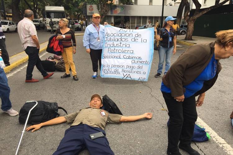 Jubilados de PDVSA mantienen protesta frente al edificio sede en La Campiña