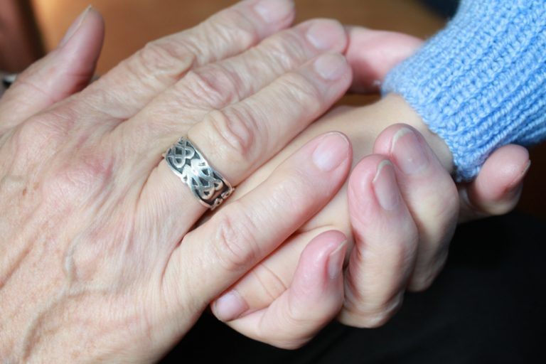 Una abuela chilena quemó las manos de sus nietos por perder 1,07 dólares