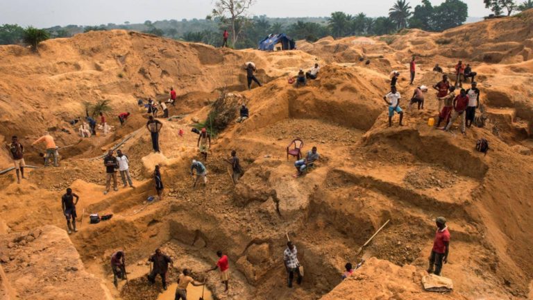 Mueren ocho mineros por una explosión en un yacimiento de oro en Zimbabue