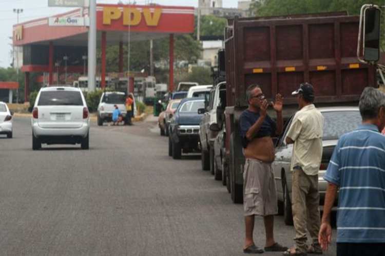 Maracaibo: “Pimpineros” revenden la gasolina en dólares