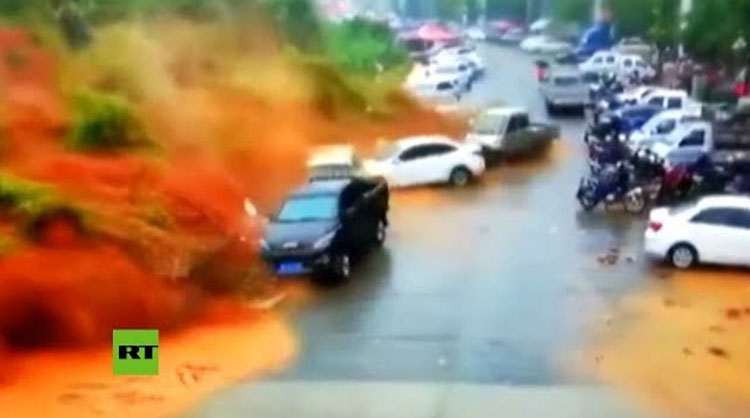 Deslizamiento entierra vehículos en una calle de China (+Vídeo)