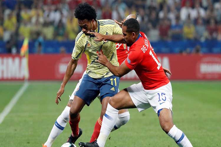 Chile derrotó a Colombia en los penaltis y avanza a las semifinales