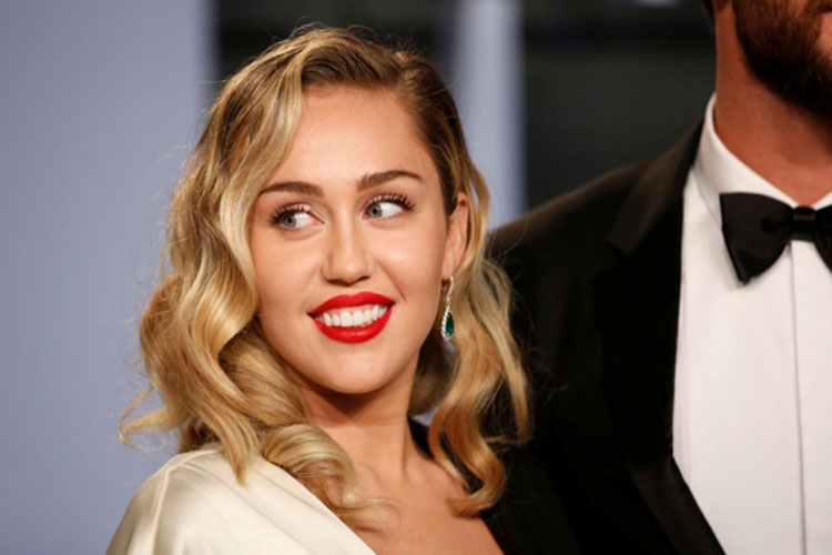Miley Cyrus posa en topless a favor del aborto