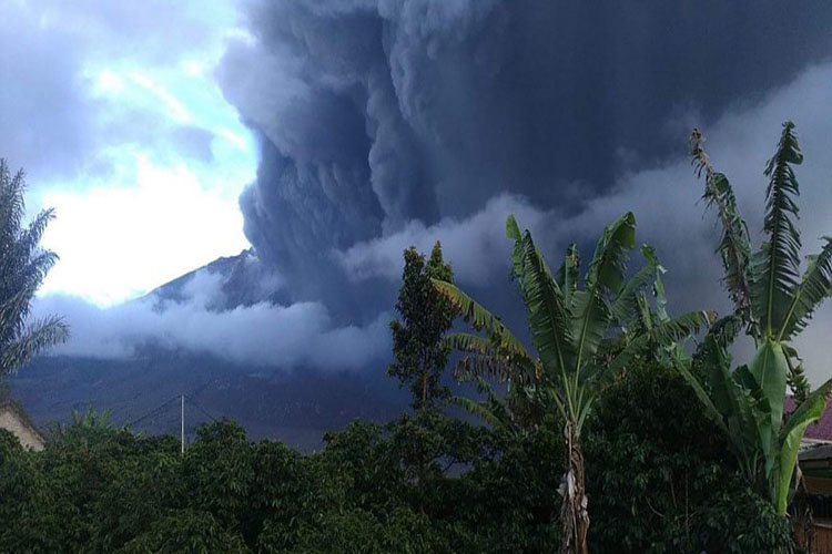 Volcán Sinabung en Indonesia entra en erupción y expulsa una columna de cenizas (+VIDEO)