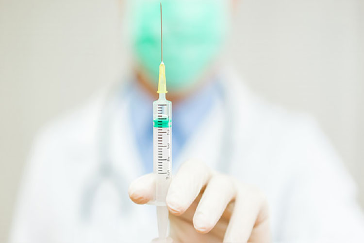 La OPS recomienda continuar vacunando con AstraZeneca pese a los temores sobre posibles efectos adversos