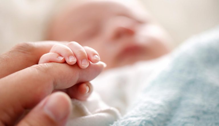 Herpes neonatal: la enfermedad que se transmite con besos a tu bebé