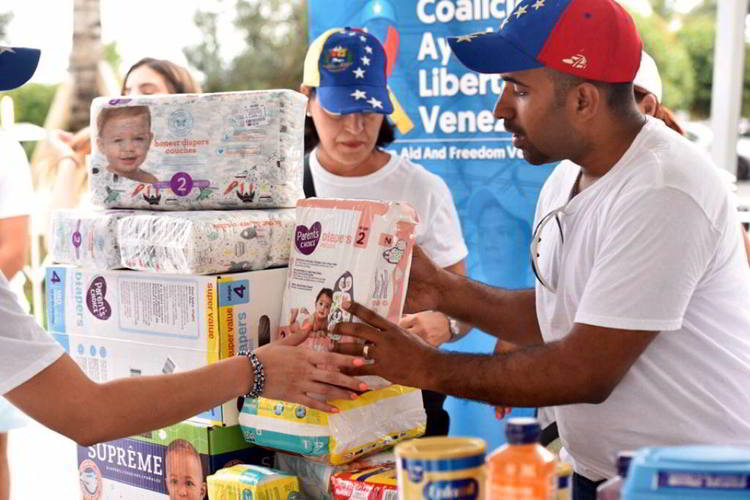 EN FOTOS: Así fue la recolecta para los niños venezolanos en el Hard Rock Stadium