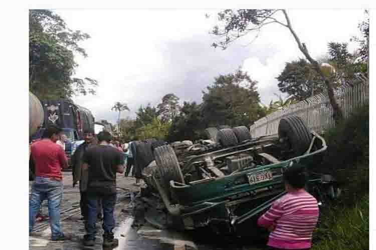 ¡Sin frenos! Vuelco de camión en Colombia deja cuatro muertos, tres son venezolanos (+Video)