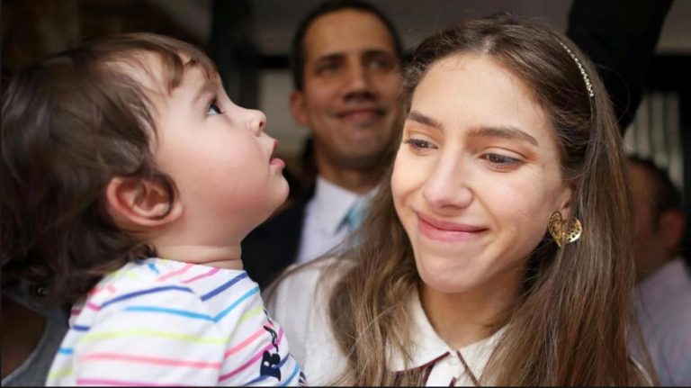 Fabiana Rosales y su hija Miranda, retornan a Venezuela