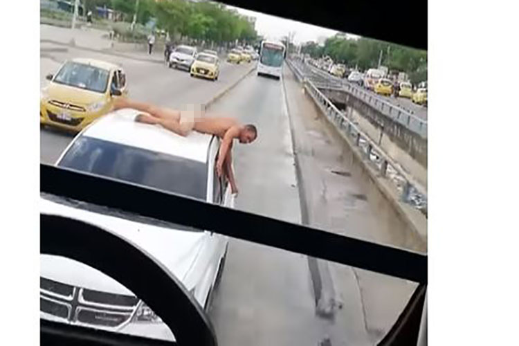 ¡Por infiel!, Pasea a su marido desnudo sobre un auto (+Video)