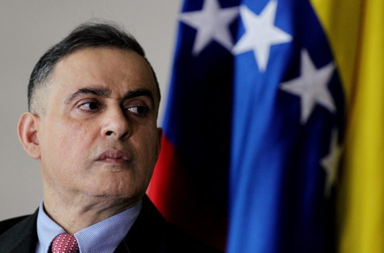 Fiscal exhorta a Guaidó a pedir el cese de sanciones en medio de pandemia