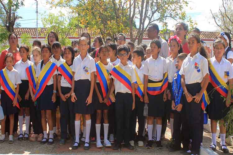 Veleños rindieron homenaje al maestro Rafael Sánchez López (Rafuche)