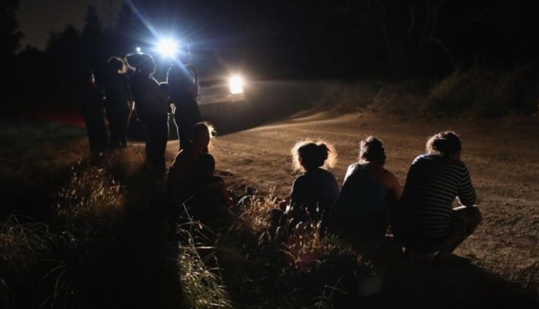 Hallan muertos a 3 niños y una mujer en EEUU cerca de la frontera con México