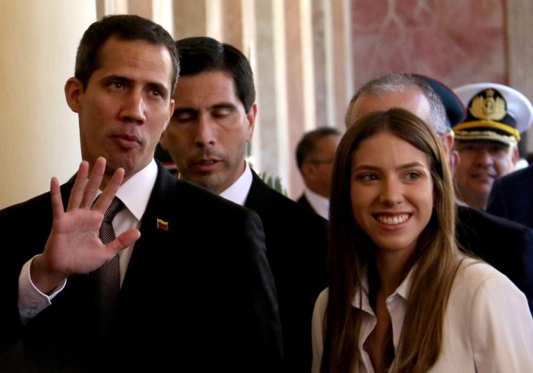 Guaidó y su esposa denuncian amenazas del régimen que les impiden salir