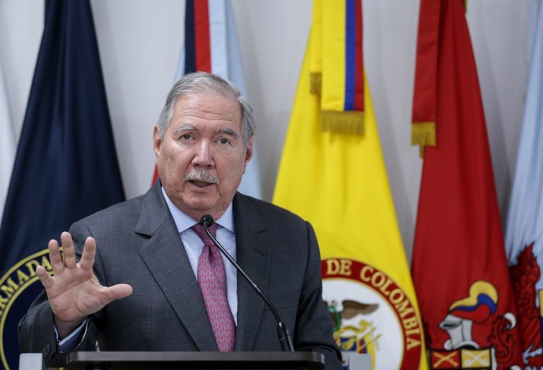 Ministro de Defensa de Colombia supera moción de censura y seguirá en cargo