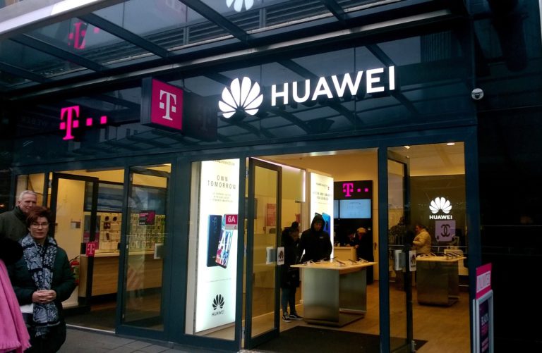 Las ventas de Huawei se resentirán por el veto de EEUU, advierte su fundador