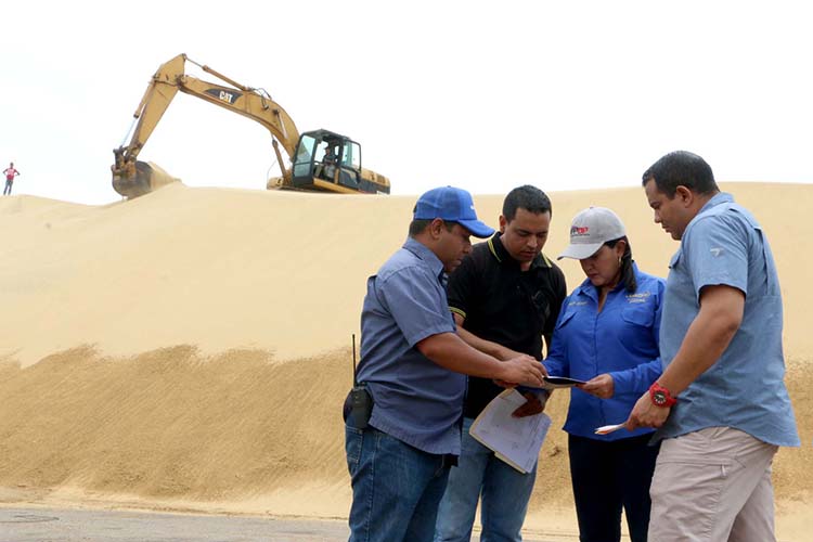 Gobernador y ministra de Obras Públicas inspeccionan trabajos en Los Médanos