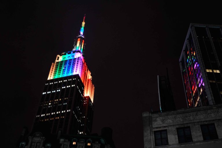 Los rascacielos de Nueva York se iluminan por el Orgullo LGTBI