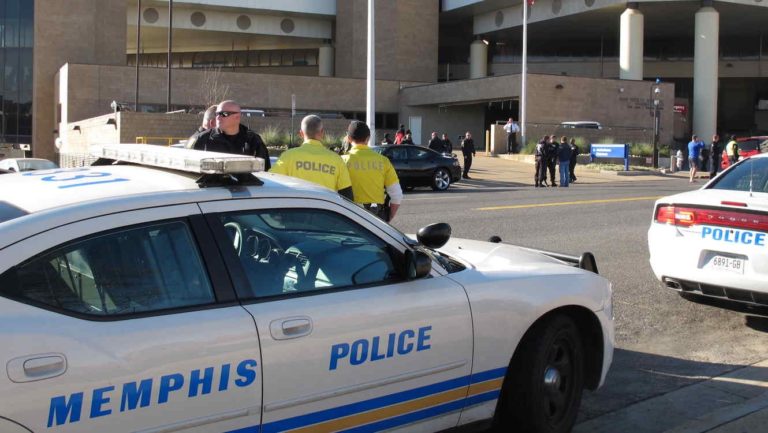 Policías y residentes se enfrentan en Memphis