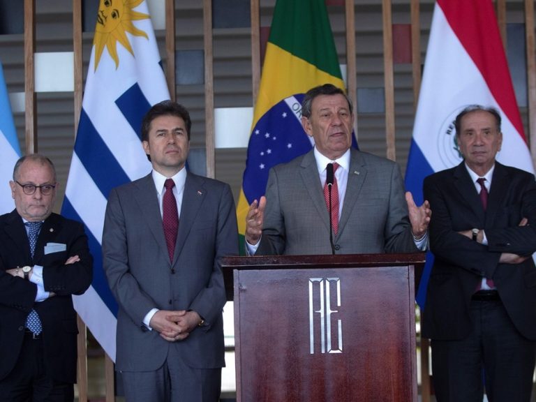 Brasil y Uruguay piden sumar esfuerzos para una salida pacífica en Venezuela