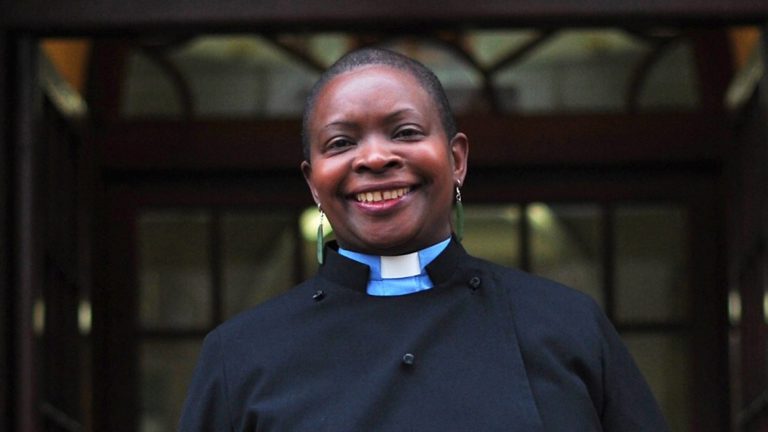 La Iglesia anglicana designa a su primera obispa negra