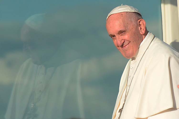 El papa critica la arrogancia y la ambición, y defiende el compartir