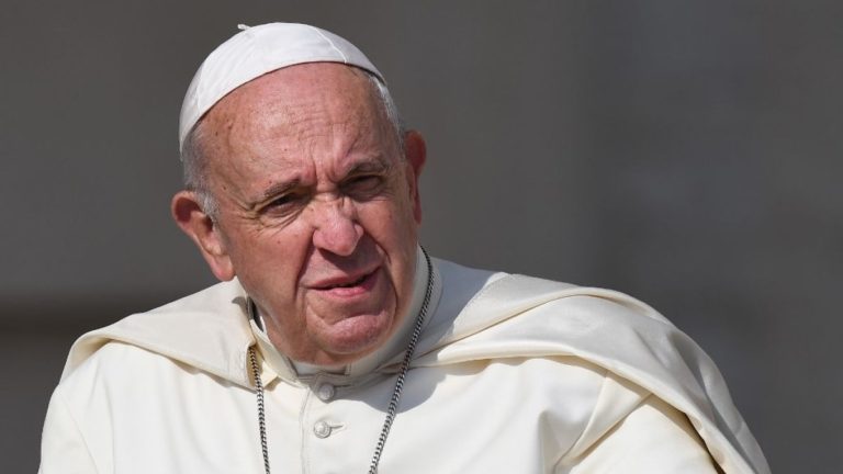 Papa hospitalizado en Roma para ser operado de un problema de colon
