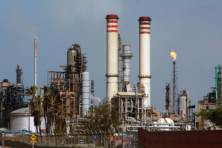 PDVSA reinicia craqueador en la refinería de Amuay