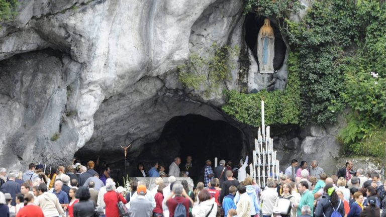 El papa manda un «interventor» al santuario mariano de Lourdes