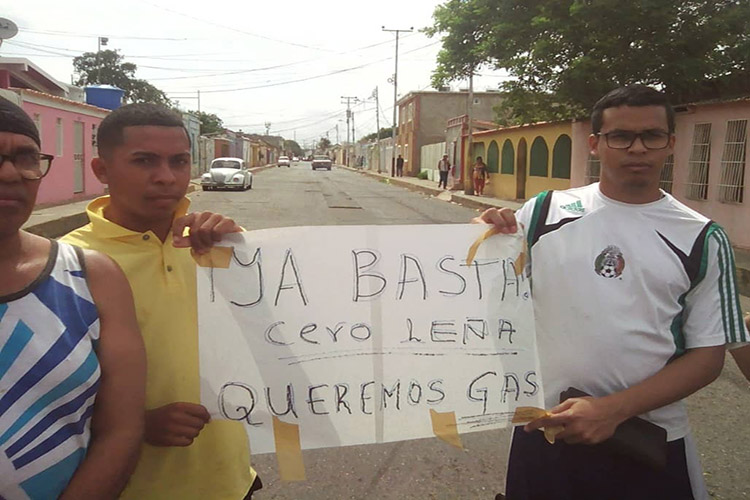 Coro se mantiene en protesta en llenadero de gas