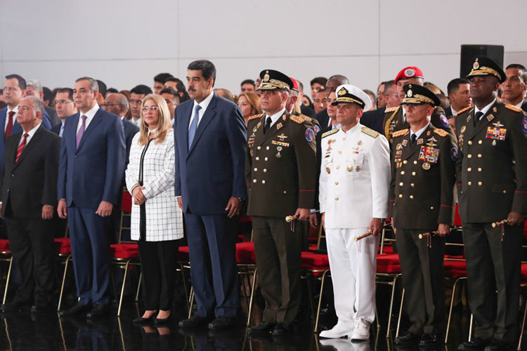 Maduro tomó juramento a 183 Generales y Almirantes de la FANB